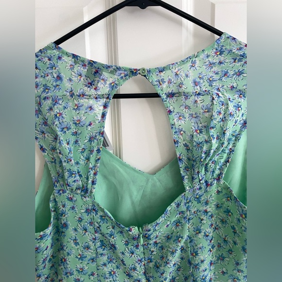 NEW WITH TAGS FOREVER 21 FLORAL DRESS - Picture 4 of 4